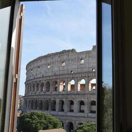 jacuzzi in front of the colosseum Roma Esterno foto
