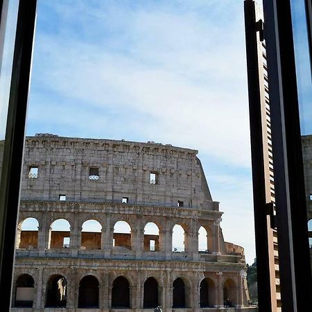 jacuzzi in front of the colosseum Roma Esterno foto