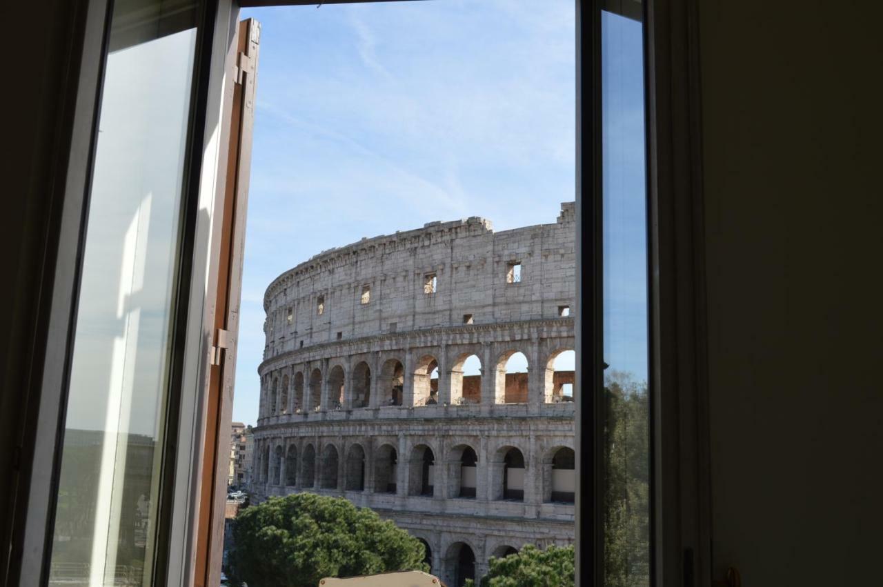jacuzzi in front of the colosseum Roma Esterno foto