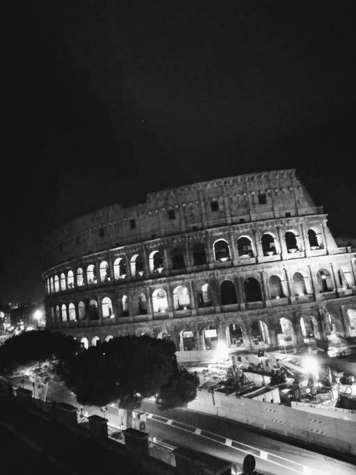jacuzzi in front of the colosseum Roma Esterno foto