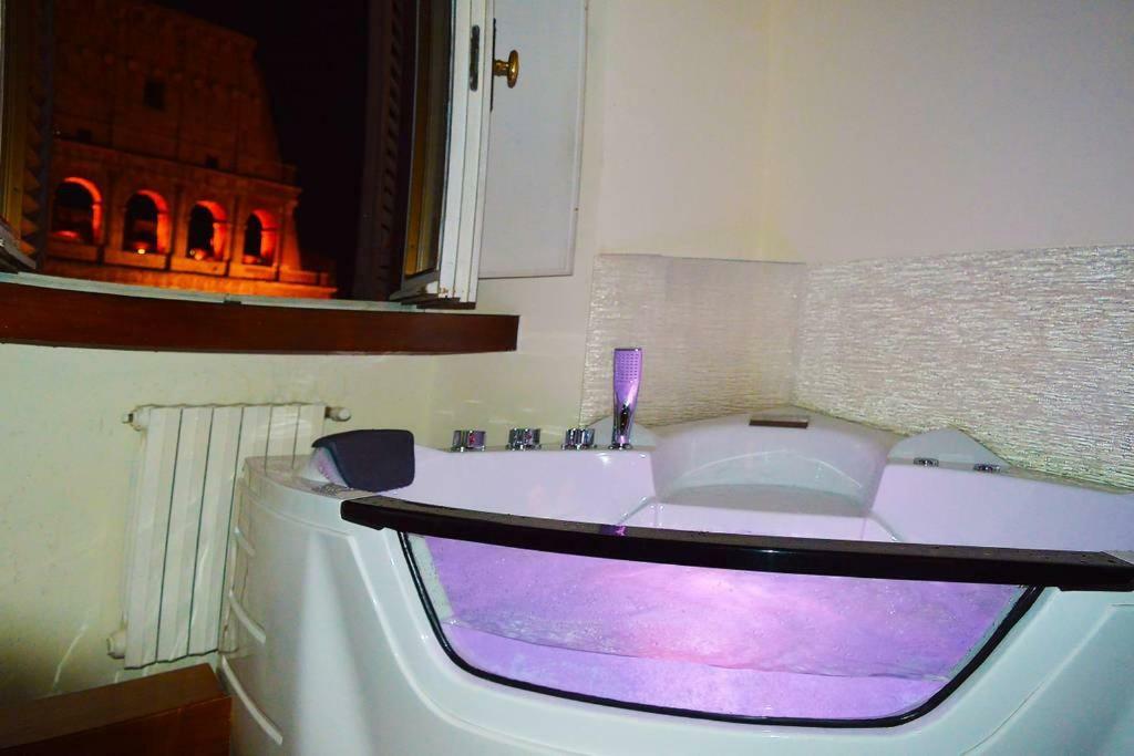 jacuzzi in front of the colosseum Roma Esterno foto