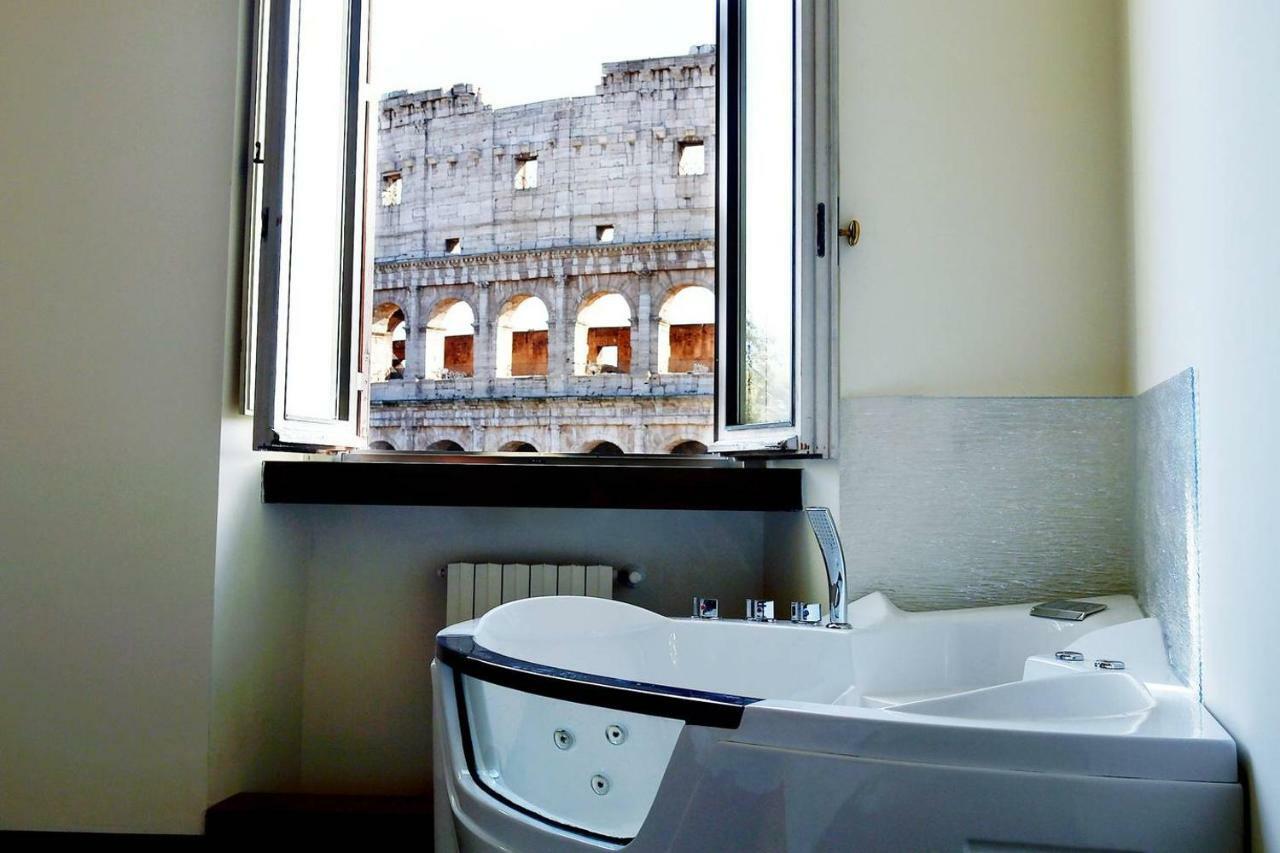 jacuzzi in front of the colosseum Roma Esterno foto