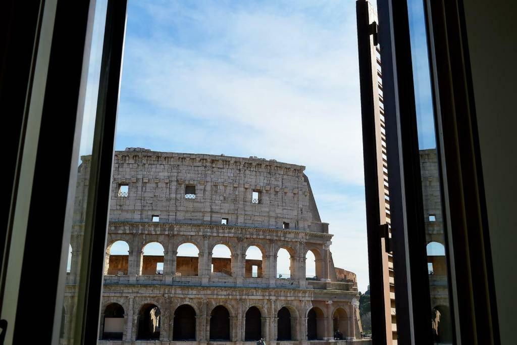 jacuzzi in front of the colosseum Roma Esterno foto