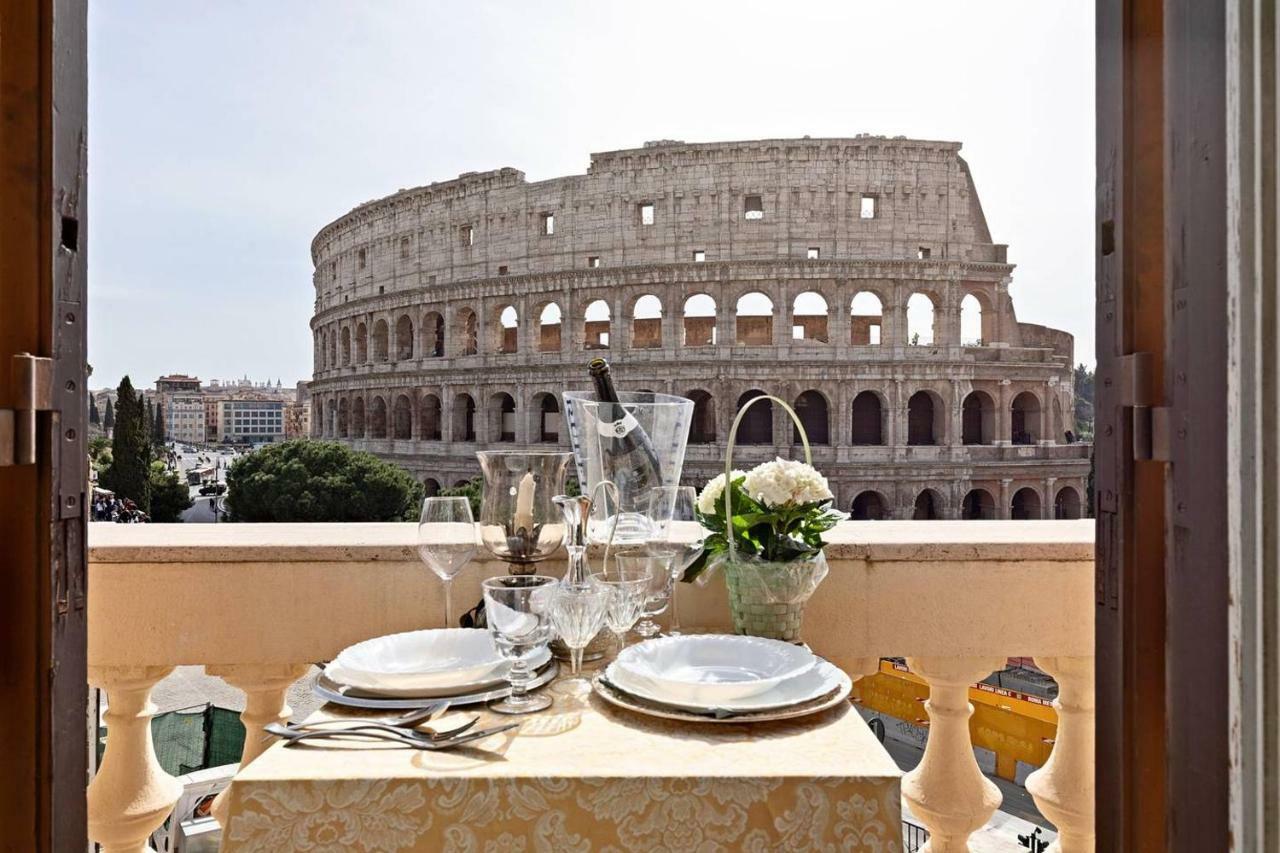 jacuzzi in front of the colosseum Roma Esterno foto